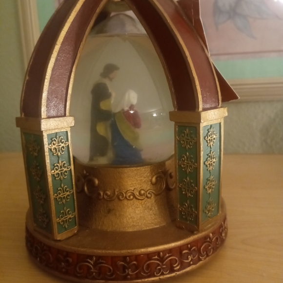 North Pole Trading Co. Musical Nativity Scene Snow Globe Plays "Silent Night" - Picture 6 of 10